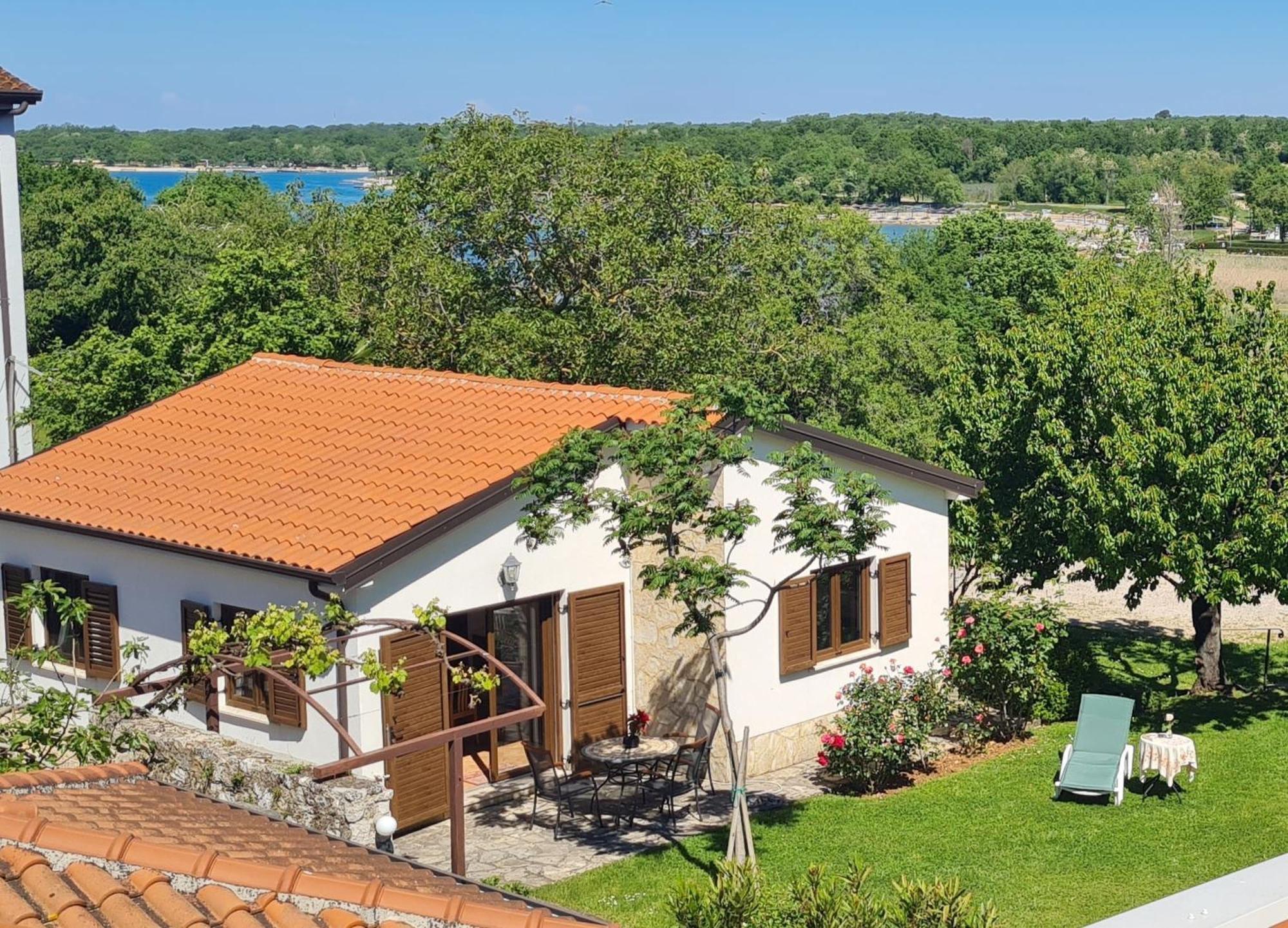 Bungalow Perla Funtana Exterior photo